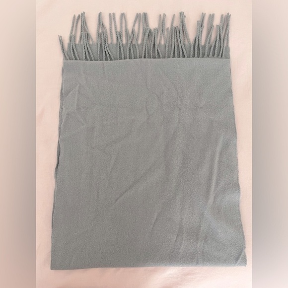 Grey  Scarf - Picture 2 of 3